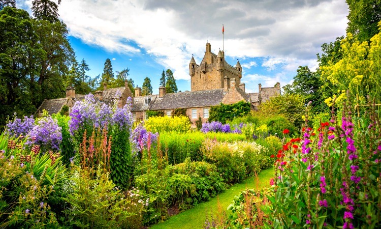 El Castillo de Cawdor, uno de los más célebres de Escocia, inmortalizado en el drama de Shakespeare "Macbeth" CRUCEROS FLUVIALES ESCOCIA CRUCEROS FLUVIALES HIGHLANDS CRUISES SCOTLAND SOTTISH HIGHLANDER CRUISES BARGE CRUISES SCOTLAND UNITED KINGDOM CRUISES FAMILY CRUISES SCOTLAND CHARTER CRUISES CAWDOR CASTLE SCOTLAND ESCOCIA CASTILLOS TIERRAS ALTAS